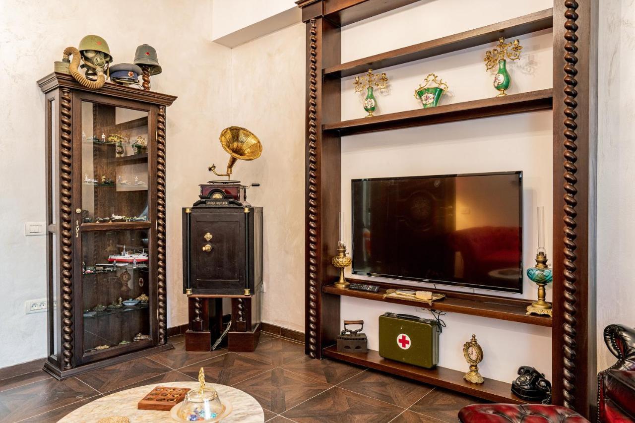 Private Museum Apartment With Antique Decor Bukurešť Exteriér fotografie