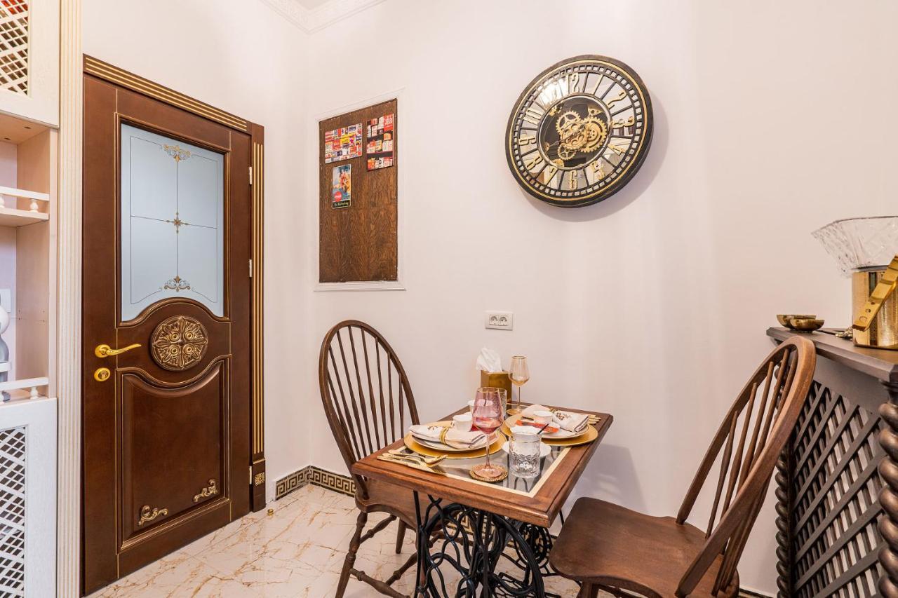 Private Museum Apartment With Antique Decor Bukurešť Exteriér fotografie